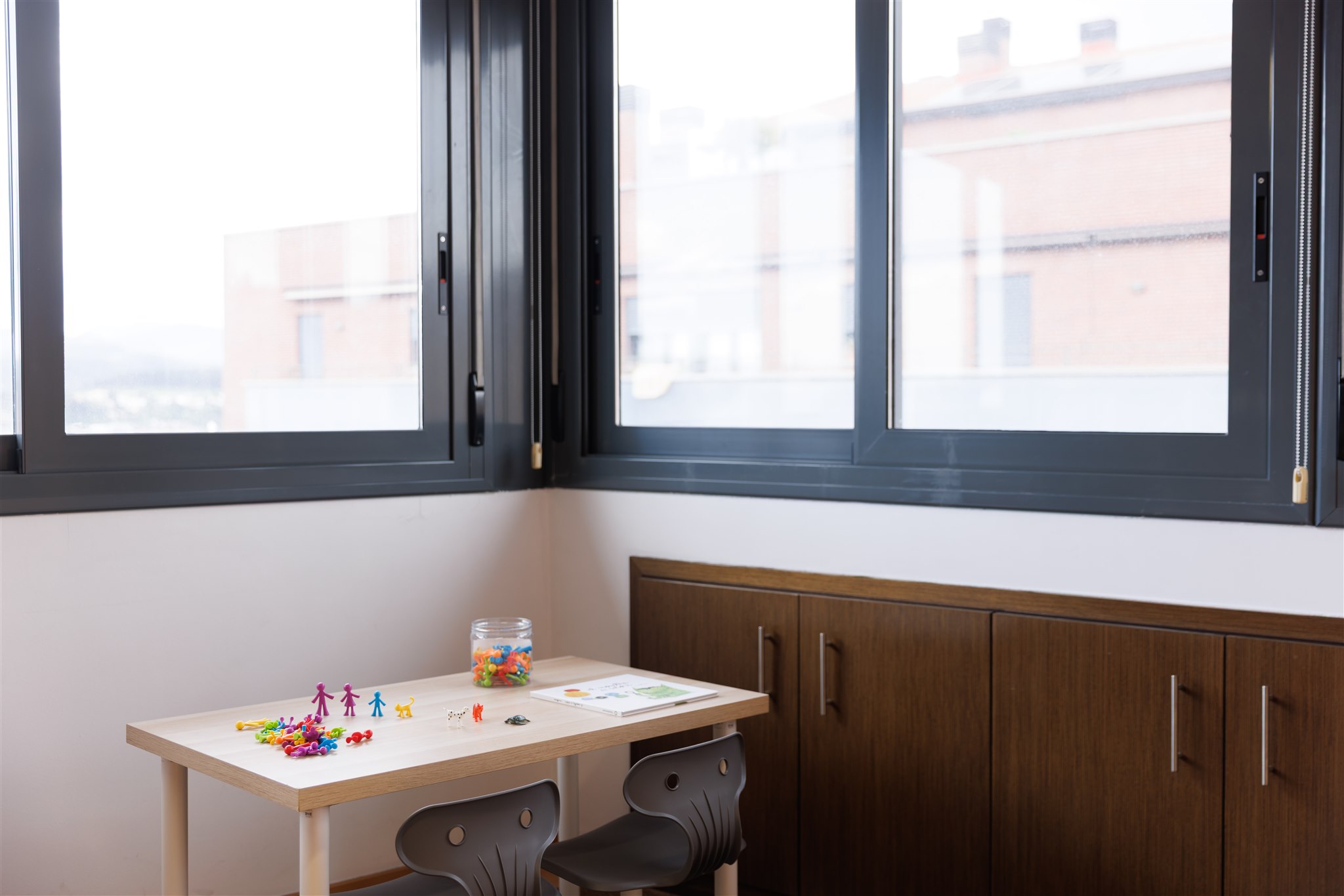 Nen assegut en un espai tranquil de consulta psicològica a Manresa